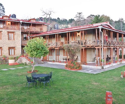 https://imgcld.yatra.com/ytimages/image/upload/t_hotel_yatra_city_desktop/v1400239072/Domestic Hotels/Hotels_Kausani/Hotel Chevron Eco Lodge/Overview.jpg